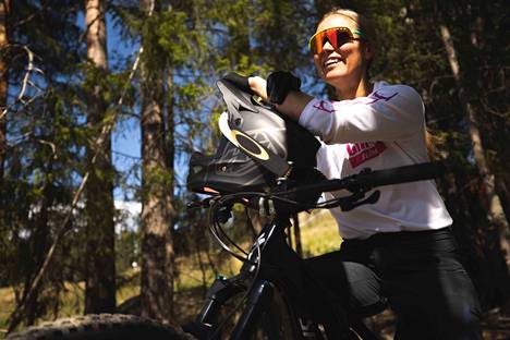 Elise Kulmala toimii valmentajana mäkipyöräilyssä. ”Valmentaminen on minulle sydämen asia, olen itse opetellut lajin kantapään kautta ja yritän vähentää muiden virheitä”, Kulmala sanoo.