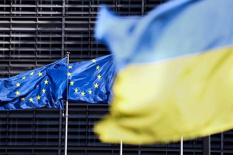 Euroopan unionin ja Ukrainan liput liehuivat Brysselissä 16. toukokuuta 2022.