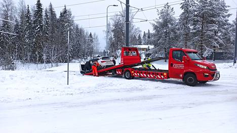 Henkilöautoa hinattiin pois ratikan kiskoilta Tampereen Hervannassa sunnuntaina 9. tammikuuta. Tapauksen vuoksi peruttiin vuoroja ratikkalinjalla 3.