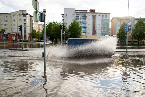 Tampereella Hatanpään valtatiellä tulvi runsaasti kesäkuussa vuonna 2017. Kaupungeissa paikalliset rankat sateet voivat aiheuttaa ongelmia, kun vesi ei imeydy maastoon.