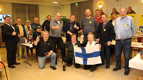 Mänttä-Vilppulan perussuomalaiset juhlivat puolueensa voittoa niin valtakunnallisesti, maakunnallisesti ja paikallisestikin sunnuntai-iltana vaalivalvojaisissaan.