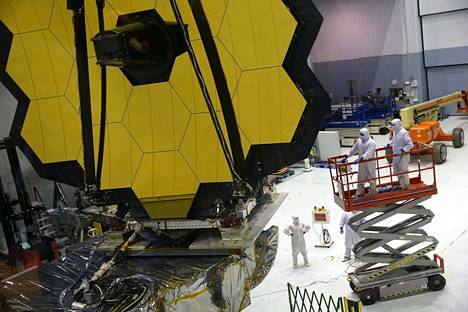 Marraskuussa otetussa kuvassa insinöörit ja teknikot kokoavat James Webb -teleskooppia Nasan Goddard Space Flight Centerissa Marylandissa.