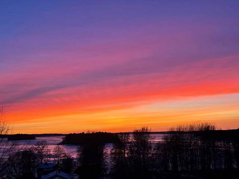 Näin upealta iltataivas näytti Tampereen Tahmelassa viime lauantaina kello 17 aikaan.