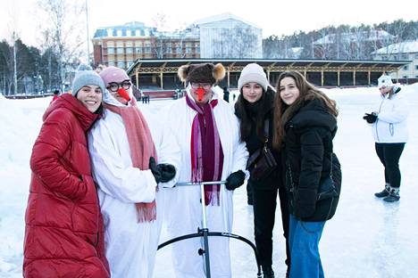 Espanjalaiset vaihto-opiskelijat löysivät sattumalta kentälle ja pitivät näkemästään. Nuria Lopez (vas.), Yasmina Rodriguez ja Maria Garcia halusivat kuvaan lumiukkojen kanssa.