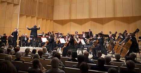 Keskiviikon konsertissa Philharmonia Orchestra todistaa laatunsa, vaikka soittaa aluksi Mozartia turhan raskaskätisesti.