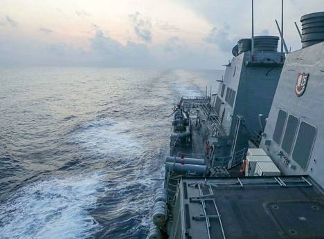 USS Milius -ohjushävittäjä operaatiossa Etelä-Kiinanmerellä Yhdysvaltain laivaston 10. huhtikuuta julkaisemassa kuvassa.