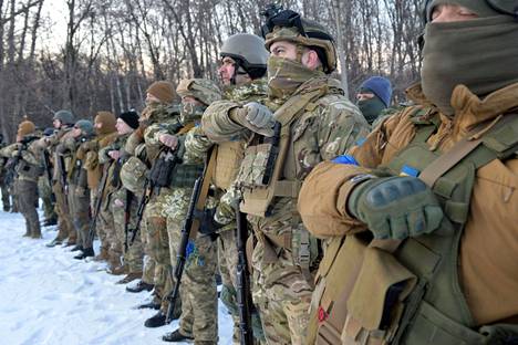 Azovan pataljoonan ukrainalaiset sotilaat rukoilivat Harkovassa 11. maaliskuuta.