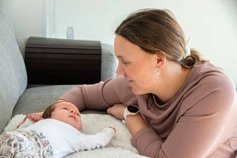 Sini Laaksonen sai neuvolassa kuulla Roosan olevan vuoden ensimmäinen vauva Naantalissa.