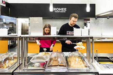Tampereen yliopiston ensimmäisen vuoden opiskelija Hanna Pajala ja kolmannen vuoden opiskelija Niko Rinne ovat tyytyväisiä yliopiston ravintoloiden opiskelija-aterioihin, vaikka niiden hinta on noussut.