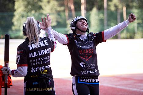 Kirsi Ala-Lipasti ja Saaga-Angelia Raudasoja tuulettivat juoksua, joita Manse sai sunnuntaina yhteensä kymmenen Virkiän yhtä vastaan.