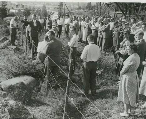 Satakunnan museon johtaja Unto Salo esittelemässä esihistoriallisia kohteita Kaukolassa Museopäivillä elokuussa 1959.