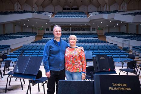 Kapellimestari Sakari Oramo ja sopraano Anu Komsi esiintyvät pitkästä aikaa Tampere-talossa Tampere Filharmonian vieraina.