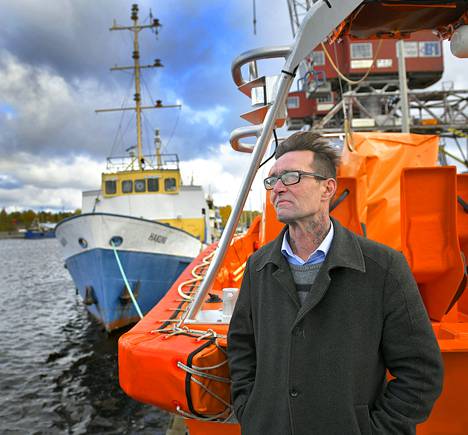 Raumalainen Tero Ervonmaa valmistui merikapteeniksi seilattuaan ensin yli 3o vuotta merillä. Hän seilasi ensimmäisen kerran Rauman merikoulun Fanny-koulualuksella kanssa vuonna 1990. Tällöin hän toimi kansimiehenä. Valtameriliikenteessä Ervonmaan ensimmäinen homma oli Atlantin linjalla vuonna 1993. 