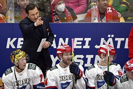 HIFK:n päävalmentaja Ville Peltonen ei ole vielä päässyt pudotuspeleissä jakamaan ohjeita. Kuva runkosarjaottelusta Ilvestä vastaan.