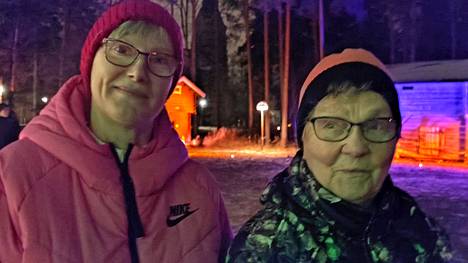 Keuruulaiset Heli Kara ja Sirkka Lampinen, tytär ja äiti, starttaavat jouluun perinteistä nauttien. Glögi lämmitti ja joulutortut maistuivat.