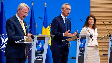 Suomen ja Ruotsin ulkoministerit Pekka Haavisto (vihr.) ja Ann Linde sekä Naton pääsihteeri Jens Stoltenberg pitivät tiistaina tiedotustilaisuuden liittymispöytäkirjan allekirjoittamisen jälkeen Brysselissä. Jäsenmaita tilaisuudessa edustivat Nato-suurlähettiläät.