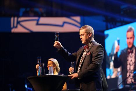 Koy Tampereen Monitoimiareenan hallituksen puheenjohtaja Markku Mäkiaho kohotti ensimmäisenä puhujana maljan areenan avajaisten kunniaksi.