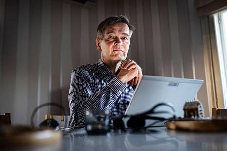 Infektiolääkäri Janne Laine istuu kotonaan Tampereella kannettavan tietokoneen ääreen valokuvaa varten. Hän kertoo pitävänsä lähityöstä etätyötä enemmän.