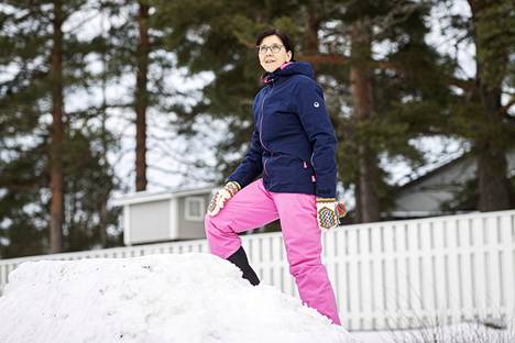 Kirsi Koski ulkoilee, hiihtää ja golfaa mielellään. Valokuvaan hän veti käsiinsä upeat Lapin lapaset, jotka on tehnyt Rovaniemen opiskelija-asuntosäätiön toimitusjohtajan äiti.