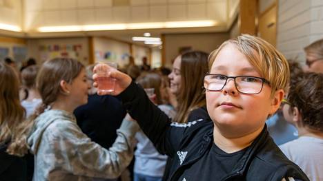 Kuudesluokkalainen Jesse Leväniemi nosti muiden Lapin koulun oppilaiden kanssa maljan lukemiselle ja koulun omalle kirjastolle.