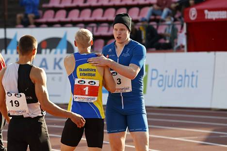 Samuel Purola (oik.) vei 100 ja 200 metrin mestaruudet. Samuli Samuelsson (vas.) antoi tunnustusta Purolalle tämän kovasta kunnosta.