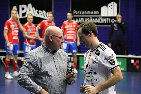 Ennen ottelua Salibandyliiton kilpailupäällikkö Ari Vehniäinen palkitsi KrP:n latvialaispuolustajan Morics Kruminsin 200 runkosarja­ottelun rajapyykin saavuttamisesta.