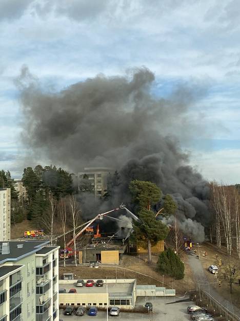 Jukka Erämö kuvasi kotinsa parvekkeelta Kaukajärven seurakuntatalon palon aiheuttamaa mustaa savupilveä. 