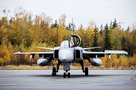 Ruotsalainen Gripen-hävittäjä kuvattiin Ilmavoimien Ruska 21 -harjoituksessa Satakunnan lennostossa Pirkkalassa syksyllä 2021.