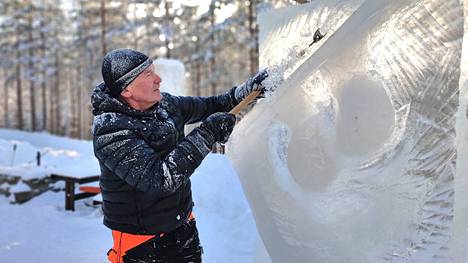 Veijo Kangasmäki on harrastanut jään-, lumen- ja puunveistoa 1990-luvulta lähtien. Kappaleen muoto elää hänen käsittelyssään. Himmaanmäelle noin tonnin painoiset lohkareet haettiin läheisestä Matkajärvestä.