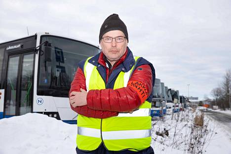 ”Tunnelma on hyvä, vaikka työtaistelu ei olekaan 100-prosenttisesti pitänyt”, sanoo AKT:n paikallisen Tampereen seudun linja-autohenkilökunta ry:n puheenjohtaja Markku Peltola. Hän oli keskiviikkona lakkovahdissa Länsilinjojen varikolla Sarankulmassa.