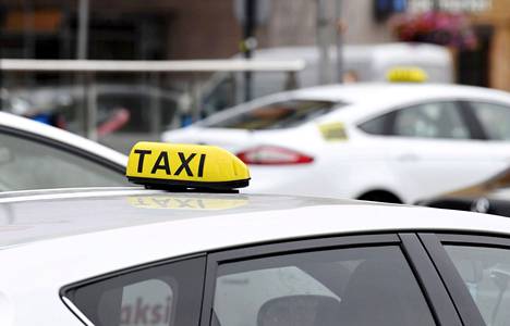 Taksiuudistus nosti hintoja, vaikka halvat kyydit lisääntyivät suurimmissa kaupungeissa, kertoo Kilpailu- ja kuluttajaviraston tutkimus. Takseja odotti tolpalla Helsingissä heinäkuussa.