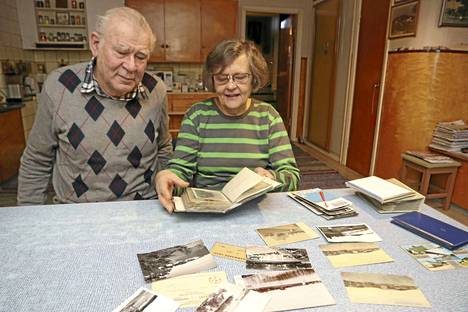 Pekka ja Marja Vehmanen esittelivät Rannikkoseudulle korttikokoelmaansa keittiöpöydän ääressä.
