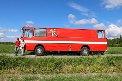 Sami Eskman (vas.) ja tytär Siiri Eskman pääsivät ajamaan bussin ensimmäiset kilometrit tänä vuonna aurinkoisissa maisemissa.