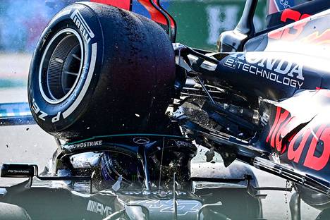 Halo-turvakaari suojasi Lewis Hamiltonia, kun Max Verstappenin auto pomppasi Hamiltonin auton päälle Monzan osakilpailussa.