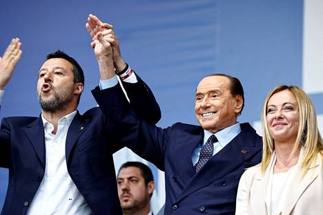 Italian parlamenttivaaleissa kovaan tulokseen yltäneen oikeistoblokin johtajat, eli Legan Matteo Salvini (vasemmalla), Forza Italian Silvio Berlusconi ja Italian veljet -puolueen Giorgia Meloni, seisoivat rinnakkain vaalikampanjan käydessä kiivaana torstaina 22. syyskuuta Roomassa.