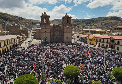 Presidentti Dina Boluarten eroa vaativia mielenosoittajia Punon kaupungissa Etelä-Perussa 9. tammikuuta. 