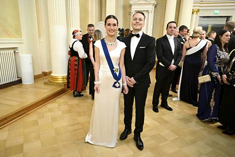 Pääministeri Sanna Marin saapui Linnaan juhliin puolisonsa Markus Räikkösen kanssa. Marinin puku on ompelija Sari Hörkön suunnittelema ja toteuttama.