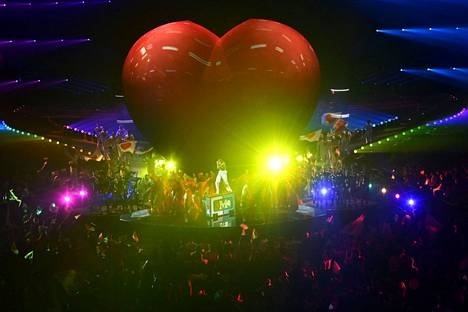 Viisufinaalissa äänestyksen aikana esiintyi myös yksi illan juontajista, libanonilais­syntyinen poplaulaja Mika. Mika esitti kappaleitaan muun muassa suuren sydänpatsaan edessä.