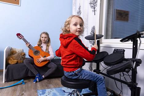 Isosisko Sofia, 8, ja Roni, 5, Poutanen soittavat ja laulavat Ronin huoneessa itse keksimiään kappaleita. Roni Poutanen tarttuu yleensä rumpuihin tai kitaraan.