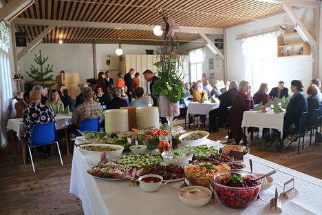 Herkkuja notkuva lähiruokapöytä ja puhujavieras Helena Petäistö olivat pääosassa Leväsjoen kyläyhdistyksen järjestämässä tilaisuudessa.