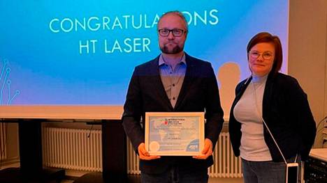 Larissa Veyssiere luovutti International Employer -kilpailun palkinnon HT Laserin Keuruun yksikön päällikkö Jukka Paulamäelle.