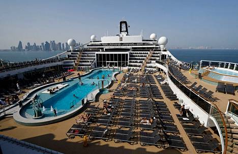Näkymä MSC World Europa -aluksen aurinkokannelle. Laiva on Ranskassa rakennettu, nesteytetyllä maakaasulla toimiva ja 333 metriä pitkä loistoristeilijä, joka toimii hotellina Dohassa MM-kisojen ajan.