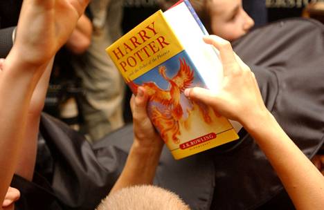 Harry Potter -kirjojen julkaisuaikaan jonoutuivat kirjakaupat ympäri maailman. Arkistokuva Lontoon Waterstones-kirjakaupasta vuodelta 2003. 
