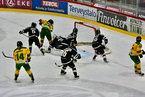 Elli Suoranta vei Ilveksen 1–0-johtoon avauserässä sunnuntaina.