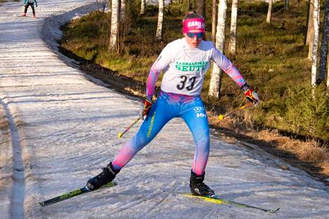Siiri Laino sijoittui toiseksi N15-sarjassa Parkanossa viime lauantaina hiihdetyissä piirinmestaruuskilpailuissa. Kuvassa Laino hiihtämässä viime kevään Kankaanpään mestaruuskilpailuissa.