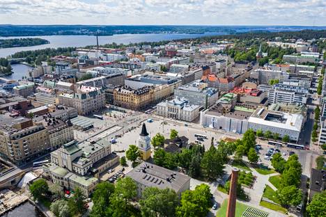 Tampereen keskustassa on useita näyttäviä kirkkoja. Kesällä 2019 samaan kuvaan mahtuivat Aleksanterin kirkko Hämeenpuiston reunalla ja Keskustorin laidalla oleva Vanha kirkko.