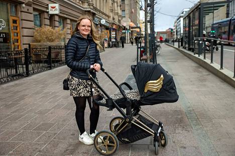 Jenna Tamminen viettää ensimmäistä äitienpäiväänsä. Hän kertoo, että persoonalliset vaunut saavat paljon kommentteja kaupungilla.