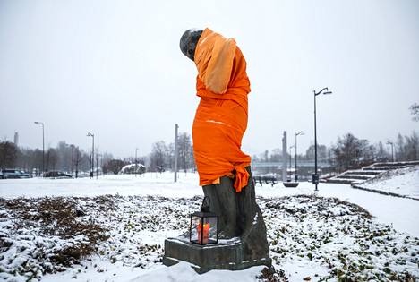 YK:n Oranssit päivät -kampanjaa vietetään vuosittain 25.11.–10.12. naisiin kohdistuvan  väkivallan pysäyttämiseksi. Valkeakoskella Marjatta-patsas on puettu kampanjan ajaksi oranssiin.