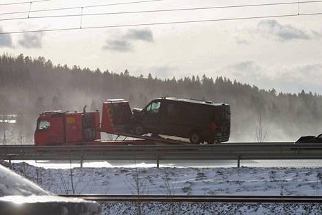 Pakettiautoa kuljetettiin pois ketjukolaripaikalta Kallansilloilla Viitostiellä Kuopiossa 26. maaliskuuta 2022.