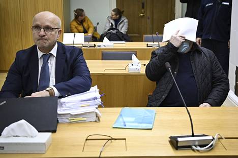 Käräjäoikeudessa murhasta tuomittu mies (oik.) ja puolustuksen avustaja, asianajaja Heikki Uotila olivat läsnä Turun hovioikeuden käsittelyssä keskiviikkona.